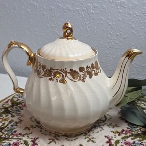 Vintage 1940s Sadler England Cream and‎ Gold Swirl Teapot Elegant Cottagecore